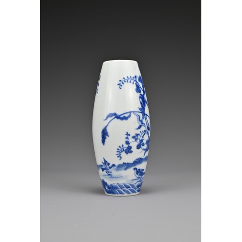 19 - A Chinese early 20th Century blue and white porcelain vase. The olive-shaped vase finely painted in ... 