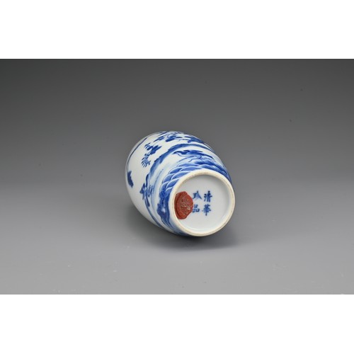 19 - A Chinese early 20th Century blue and white porcelain vase. The olive-shaped vase finely painted in ... 