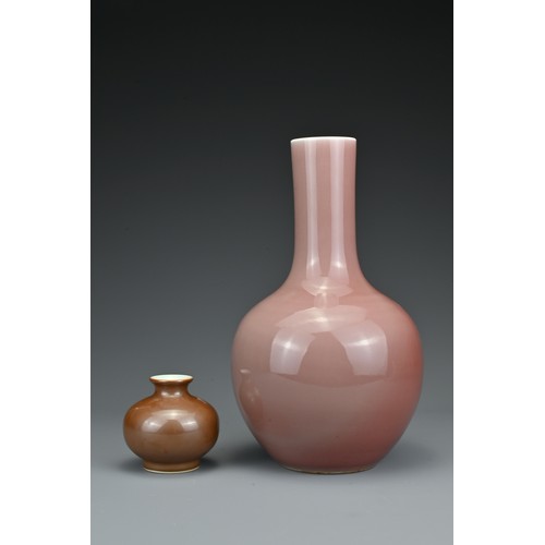 22 - A Chinese monochrome peachbloom-glazed porcelain bottle vase with six-character mark of Daoguang. To... 