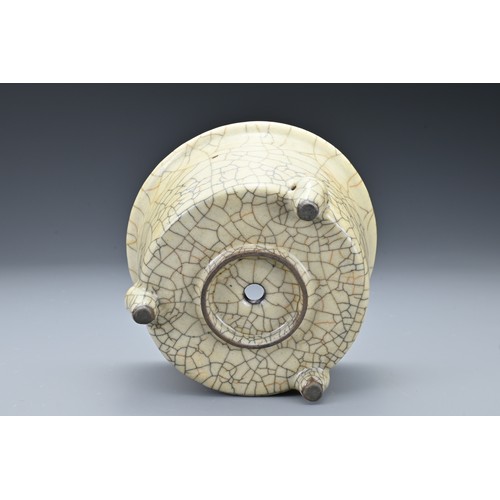 26 - A Chinese Geyao-type ceramic tripod censer. The cylindrical censer covered in crackle glaze with fiv... 