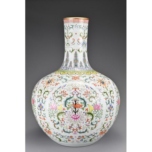 78 - A large Chinese famille rose porcelain Tianqiuping. The globular body with long gently fluted neck c... 