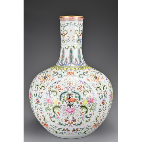 78 - A large Chinese famille rose porcelain Tianqiuping. The globular body with long gently fluted neck c... 