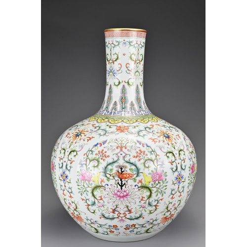 78 - A large Chinese famille rose porcelain Tianqiuping. The globular body with long gently fluted neck c... 