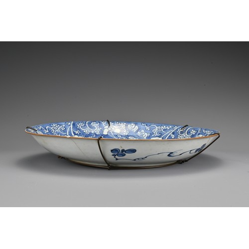 45 - An 18th century Chinese porcelain dish decorated with peony scrolls and a central chrysanthemum, Kan... 