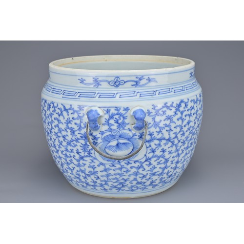 7 - TWO CHINESE BLUE AND WHITE PORCELAIN JARS, 19/20TH CENTURY. One with 'sweet pea' decoration and meta... 