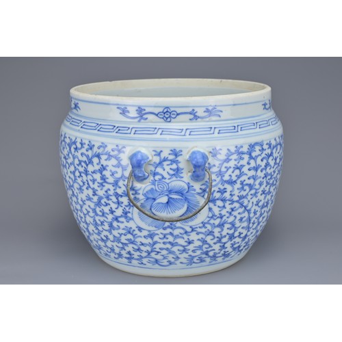 7 - TWO CHINESE BLUE AND WHITE PORCELAIN JARS, 19/20TH CENTURY. One with 'sweet pea' decoration and meta... 