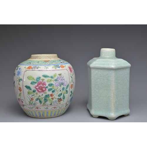 16 - TWO CHINESE PORCELAIN ITEMS, 19/20TH CENTURY. To include a celadon ground porcelain tea caddy with c... 