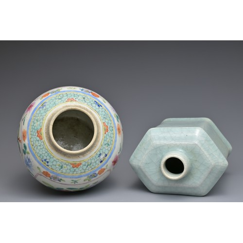 16 - TWO CHINESE PORCELAIN ITEMS, 19/20TH CENTURY. To include a celadon ground porcelain tea caddy with c... 