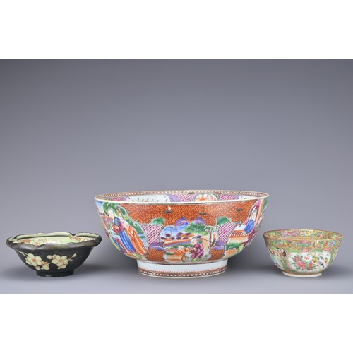 31 - THREE CHINESE PORCELAIN BOWLS, 18/19TH CENTURY. To include a Qianlong famille rose export porcelain ... 