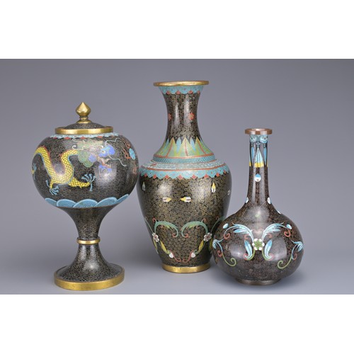 42 - A GROUP OF THREE CHINESE CLOISONNE ENAMEL ITEMS, EARLY 20TH CENTURY. To include a box and cover on t... 