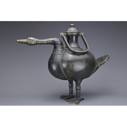 61 - A LARGE CHINESE BRONZE 'DUCK' EWER. In the form of a duck with cover and lion mask handle. 38cm leng... 