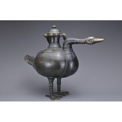 61 - A LARGE CHINESE BRONZE 'DUCK' EWER. In the form of a duck with cover and lion mask handle. 38cm leng... 