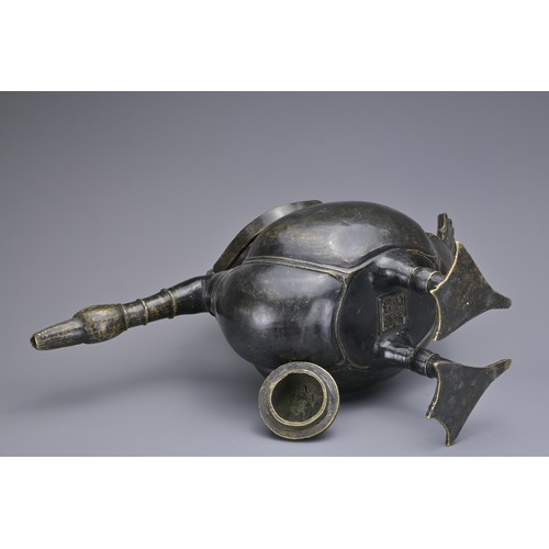 61 - A LARGE CHINESE BRONZE 'DUCK' EWER. In the form of a duck with cover and lion mask handle. 38cm leng... 