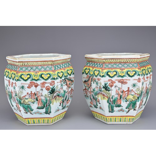 66 - A PAIR OF CHINESE FAMILLE VERTE PORCELAIN JARDINIERES, LATE 19TH CENTURY. Decorated with warrior sce... 