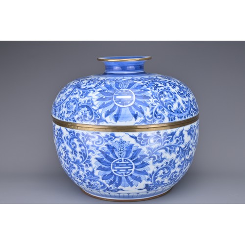 76 - A LARGE CHINESE BLUE AND WHITE PORCELAIN TUREEN AND COVER, 20TH CENTURY. Underglaze blue decoration ... 