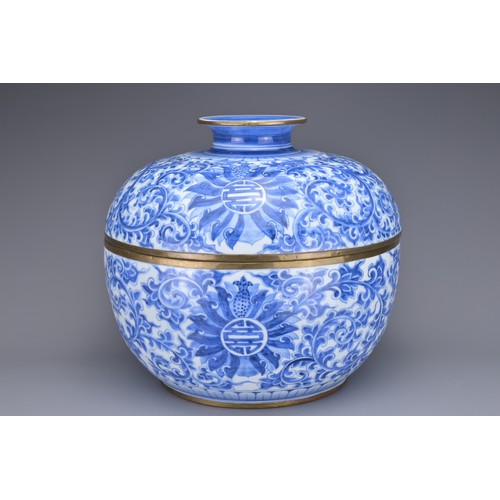 76 - A LARGE CHINESE BLUE AND WHITE PORCELAIN TUREEN AND COVER, 20TH CENTURY. Underglaze blue decoration ... 