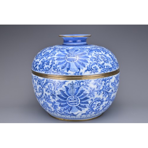 76 - A LARGE CHINESE BLUE AND WHITE PORCELAIN TUREEN AND COVER, 20TH CENTURY. Underglaze blue decoration ... 