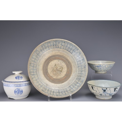 93 - FOUR CHINESE CERAMIC ITEMS, MING AND LATER. To include a Chinese Swatow blue and white pottery dish,... 