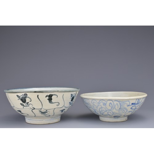 93 - FOUR CHINESE CERAMIC ITEMS, MING AND LATER. To include a Chinese Swatow blue and white pottery dish,... 