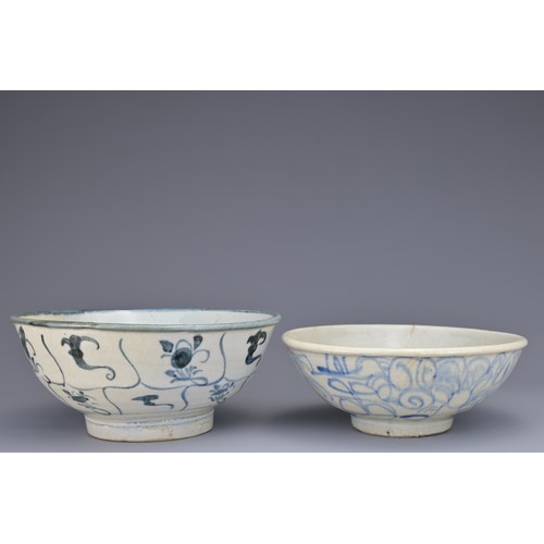 93 - FOUR CHINESE CERAMIC ITEMS, MING AND LATER. To include a Chinese Swatow blue and white pottery dish,... 