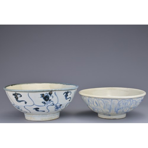 93 - FOUR CHINESE CERAMIC ITEMS, MING AND LATER. To include a Chinese Swatow blue and white pottery dish,... 