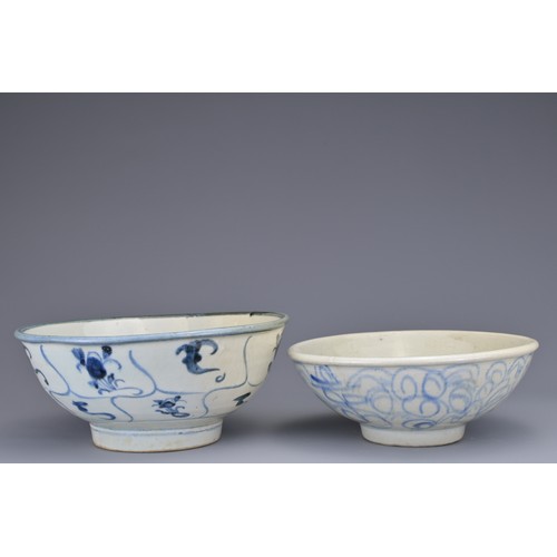 93 - FOUR CHINESE CERAMIC ITEMS, MING AND LATER. To include a Chinese Swatow blue and white pottery dish,... 