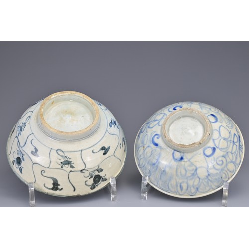 93 - FOUR CHINESE CERAMIC ITEMS, MING AND LATER. To include a Chinese Swatow blue and white pottery dish,... 