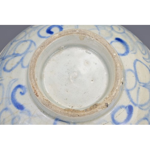 93 - FOUR CHINESE CERAMIC ITEMS, MING AND LATER. To include a Chinese Swatow blue and white pottery dish,... 