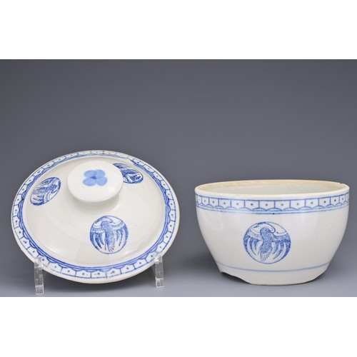 93 - FOUR CHINESE CERAMIC ITEMS, MING AND LATER. To include a Chinese Swatow blue and white pottery dish,... 