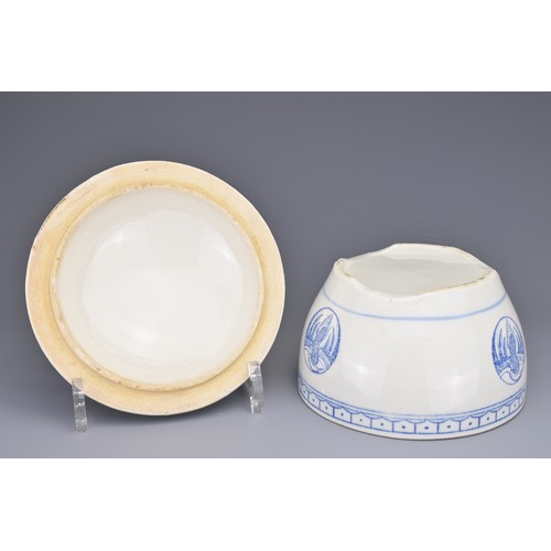 93 - FOUR CHINESE CERAMIC ITEMS, MING AND LATER. To include a Chinese Swatow blue and white pottery dish,... 