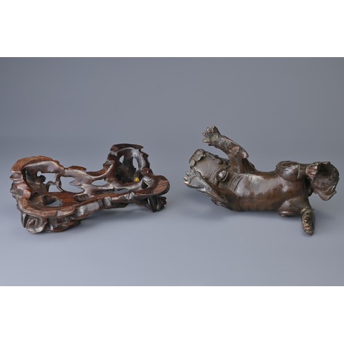 25 - A CHINESE BRONZE MODEL OF DOG OF FO, 18/19TH C. ON WOODEN STAND. The figure heavily cast standing on... 