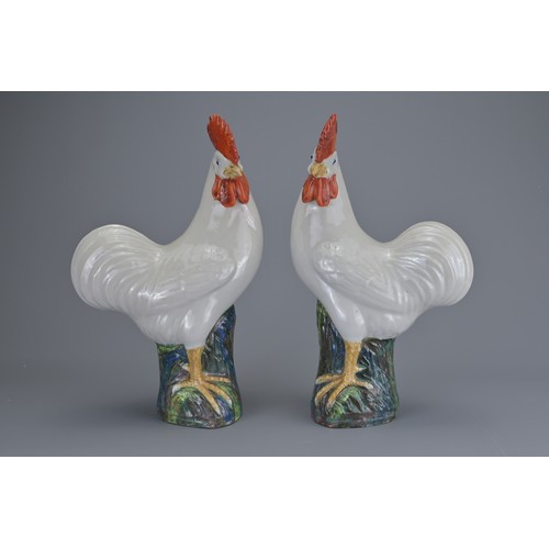 90 - PAIR OF CHINESE EXPORT PORCELAIN MODELS OF ROOSTERS, EARLY 20TH CENTURY. A mirrored pair standing on... 