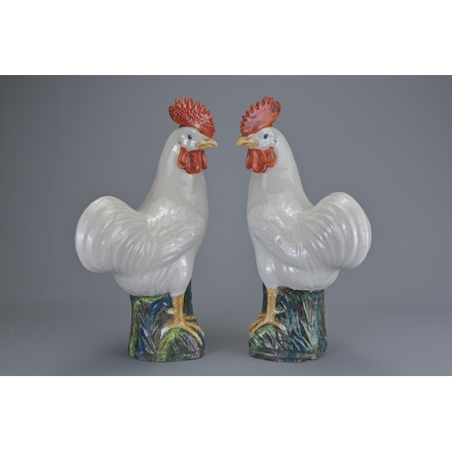 90 - PAIR OF CHINESE EXPORT PORCELAIN MODELS OF ROOSTERS, EARLY 20TH CENTURY. A mirrored pair standing on... 