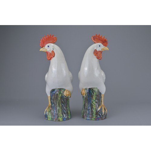 90 - PAIR OF CHINESE EXPORT PORCELAIN MODELS OF ROOSTERS, EARLY 20TH CENTURY. A mirrored pair standing on... 