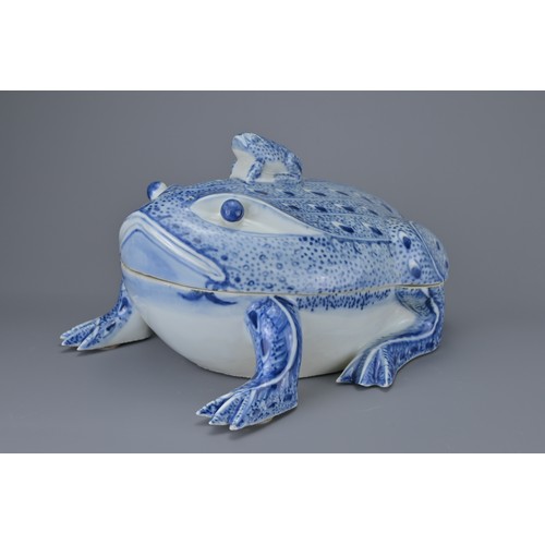 91 - A CHINESE BLUE AND WHITE PORCELAIN FROG TUREEN AND COVER, 20TH CENTURY. Modelled with a smaller frog... 