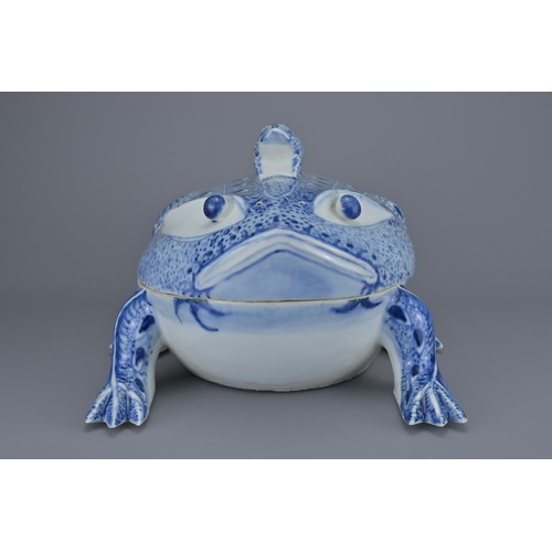 91 - A CHINESE BLUE AND WHITE PORCELAIN FROG TUREEN AND COVER, 20TH CENTURY. Modelled with a smaller frog... 