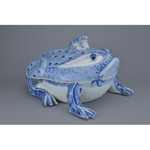 91 - A CHINESE BLUE AND WHITE PORCELAIN FROG TUREEN AND COVER, 20TH CENTURY. Modelled with a smaller frog... 