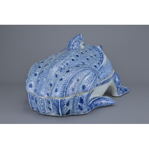 91 - A CHINESE BLUE AND WHITE PORCELAIN FROG TUREEN AND COVER, 20TH CENTURY. Modelled with a smaller frog... 