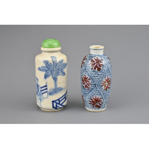 21 - TWO CHINESE PORCELAIN SNUFF BOTTLES, 19TH CENTURY. To include a cylindrical bottle decorated in blue... 