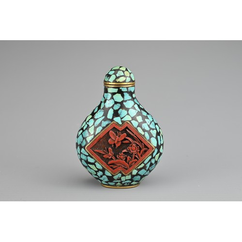 24 - A CHINESE TURQUOISE INLAID AND LACQUER SNUFF BOTTLE, QING DYNASTY. Flattened globular body and cover... 