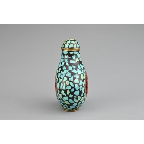 24 - A CHINESE TURQUOISE INLAID AND LACQUER SNUFF BOTTLE, QING DYNASTY. Flattened globular body and cover... 