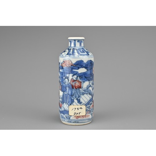 26 - A CHINESE UNDERGLAZE BLUE AND COPPER RED PORCELAIN SNUFF BOTTLE, QING DYNASTY. Of cylindrical form d... 