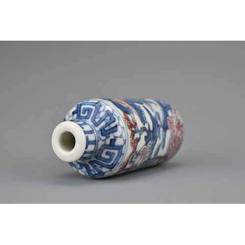 26 - A CHINESE UNDERGLAZE BLUE AND COPPER RED PORCELAIN SNUFF BOTTLE, QING DYNASTY. Of cylindrical form d... 