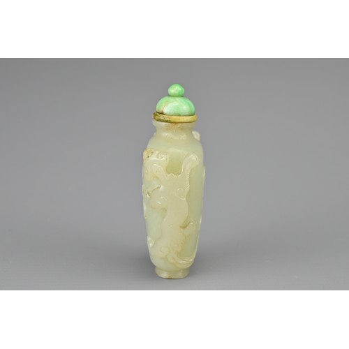 28 - A CHINESE JADE SNUFF BOTTLE, QING DYNASTY. Carved with chilong handles and jade stopper. 6.5cm tall ... 