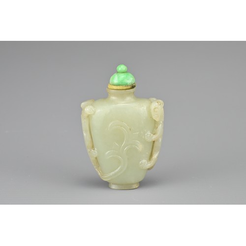 28 - A CHINESE JADE SNUFF BOTTLE, QING DYNASTY. Carved with chilong handles and jade stopper. 6.5cm tall ... 