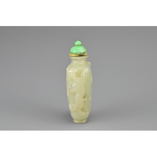 28 - A CHINESE JADE SNUFF BOTTLE, QING DYNASTY. Carved with chilong handles and jade stopper. 6.5cm tall ... 