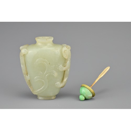 28 - A CHINESE JADE SNUFF BOTTLE, QING DYNASTY. Carved with chilong handles and jade stopper. 6.5cm tall ... 