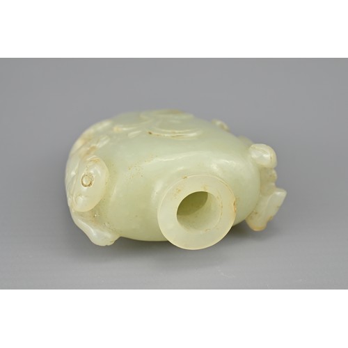 28 - A CHINESE JADE SNUFF BOTTLE, QING DYNASTY. Carved with chilong handles and jade stopper. 6.5cm tall ... 