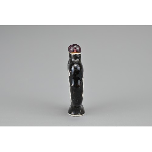 34 - A CHINESE DOUBLE BODIED PORCELAIN 'HEHE ERXIAN' SNUFF BOTTLE, QING DYNASTY. Black-ground with the pa... 