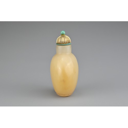 37 - A CHINESE AGATE SNUFF BOTTLE, QING DYNASTY. Circular body with turquoise and gilt metal stopper. 8cm... 